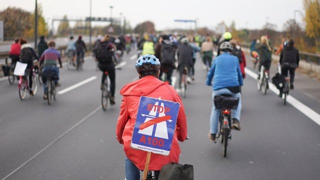 Fahrrad-Demonstration auf der A100