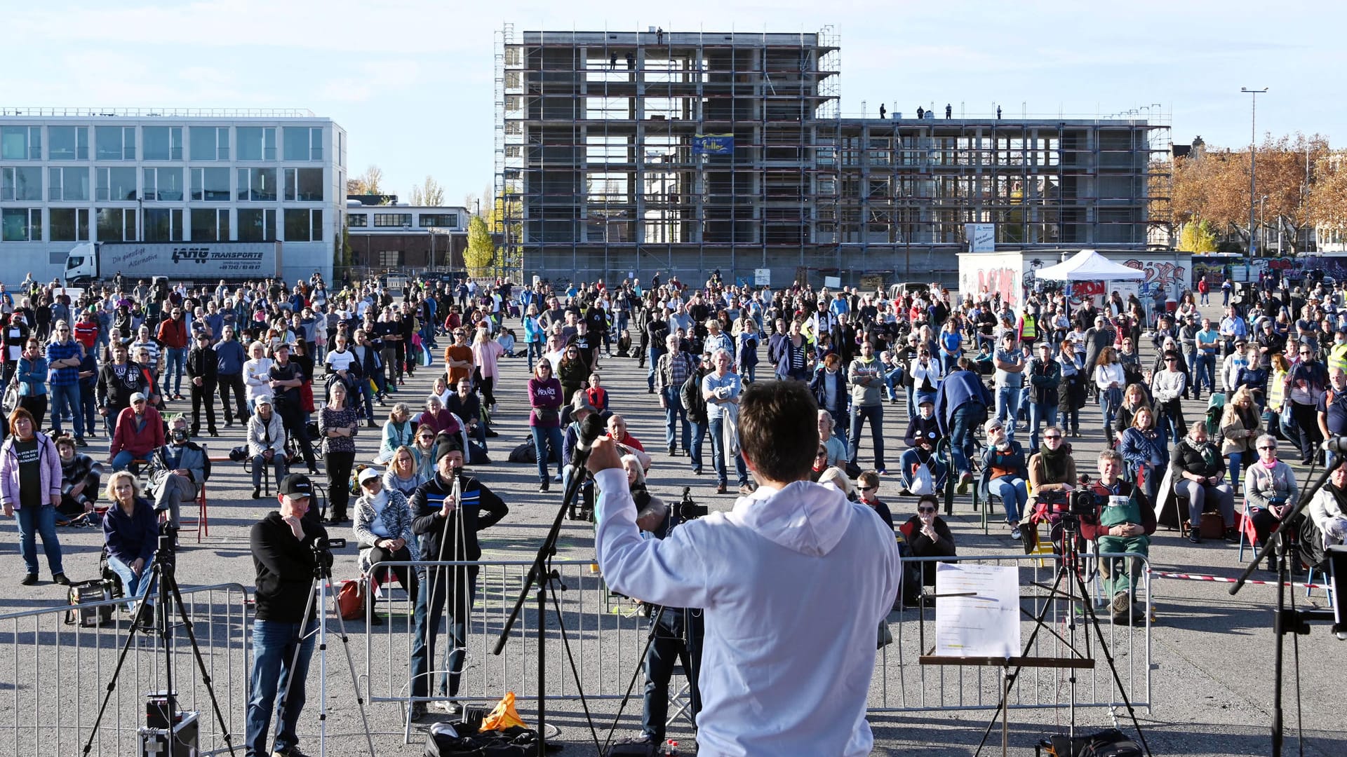 Teilnehmer der "Querdenken"-Demonstration gegen die Anti-Corona-Maßnahmen stehen auf dem Messplatz: Die Kundgebung stand unter dem Motto "Freiheit, Frieden, Gerechtigkeit und Liebe".