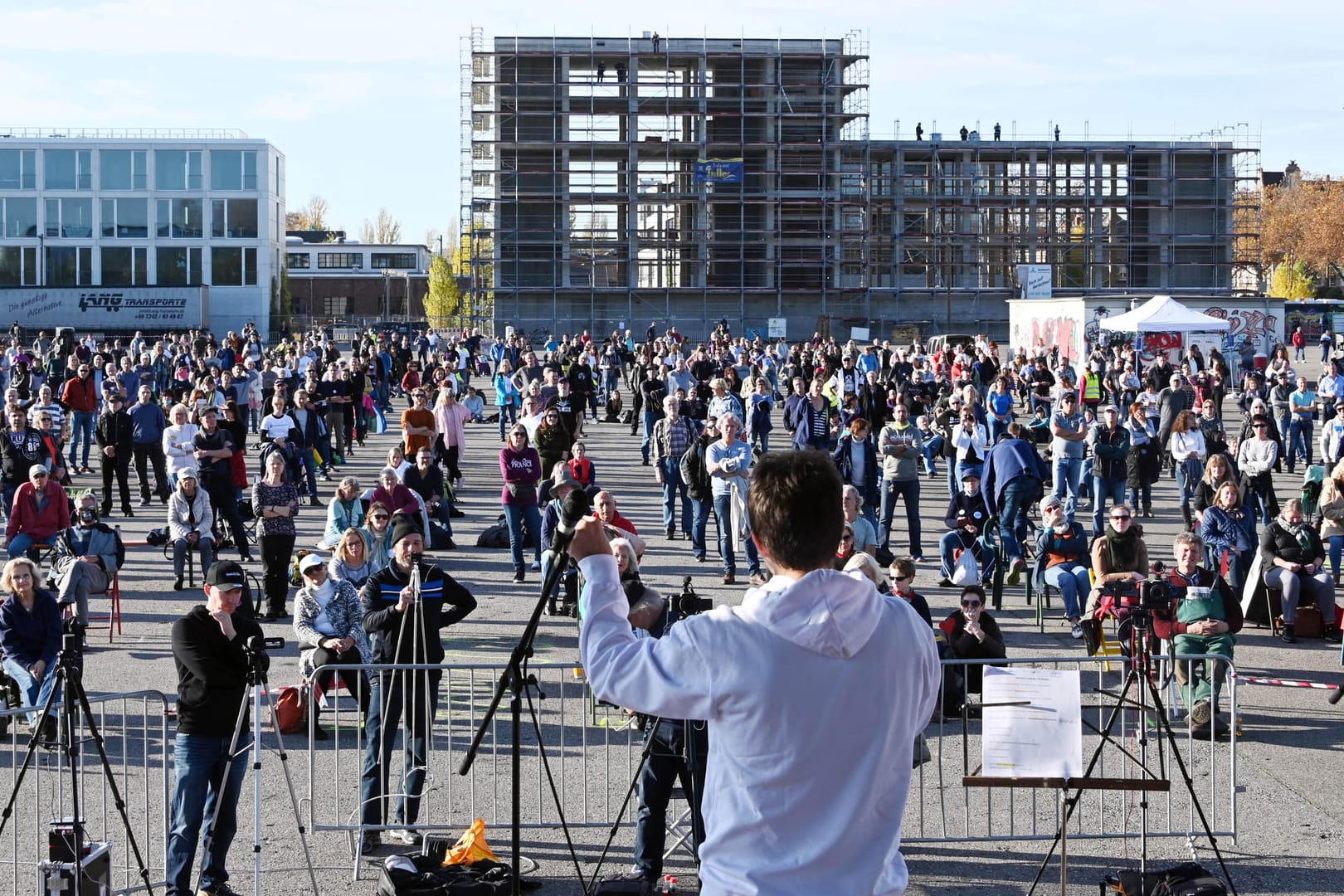 Teilnehmer der "Querdenken"-Demonstration gegen die Anti-Corona-Maßnahmen stehen auf dem Messplatz: Die Kundgebung stand unter dem Motto "Freiheit, Frieden, Gerechtigkeit und Liebe".