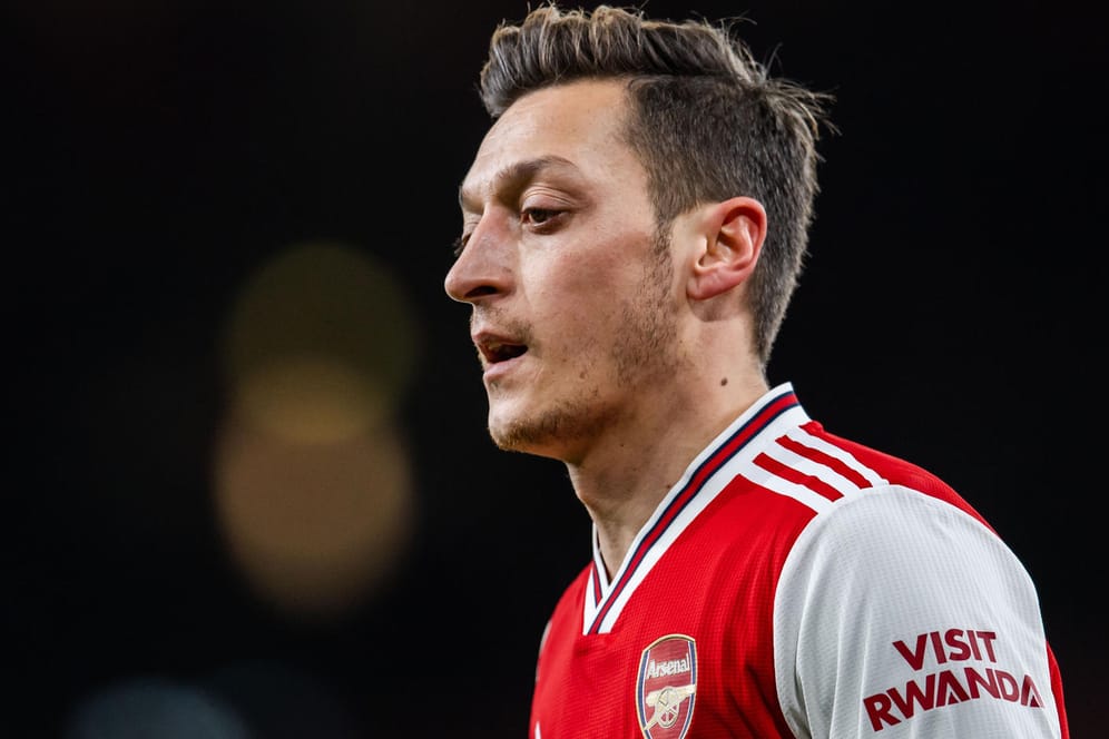 Mesut Özil spielt für den FC Arsenal oder Arsenal FC, aber nicht für Arsenal London. Dieser Vereinsname ist falsch.