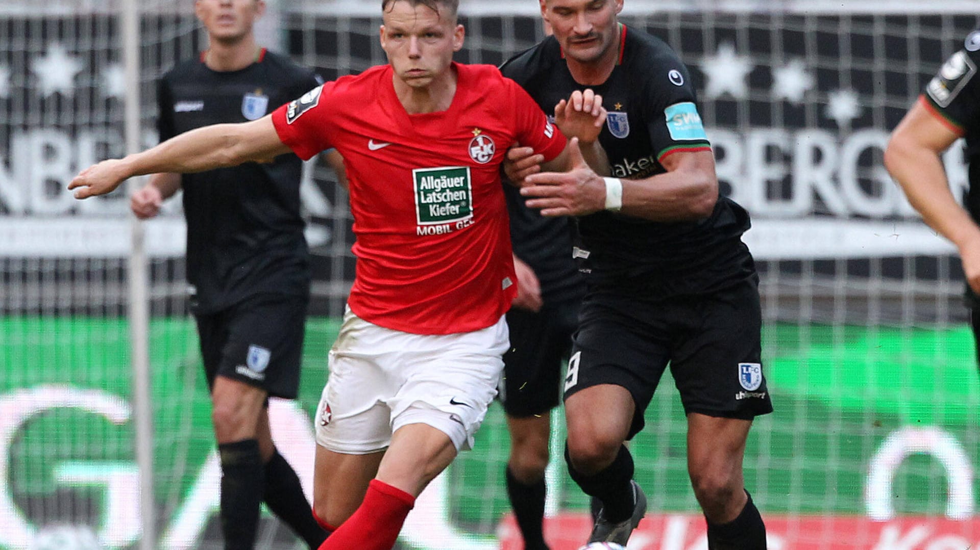 Duell ohne Sieger: Lauterns Hercher (l.) gegen Magdeburgs Brünker.