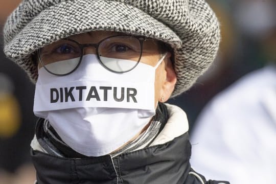 "Diktatur" steht auf der Nase-Mund-Bedeckung" einer Teilnehmerin an einer "Querdenken"-Demonstration in Frankfurt am Main.