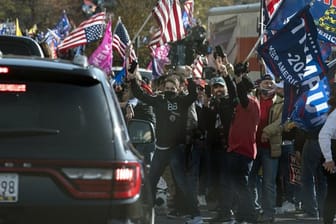 Der US-Präsident Trump fährt in einer Autokolonne an einer Gruppe von Anhängern vorbei, die zu dessen Unterstützung und gegen angeblich gefälschte Wahlergebnisse in der Nähe des Weißen Hauses demonstrieren.