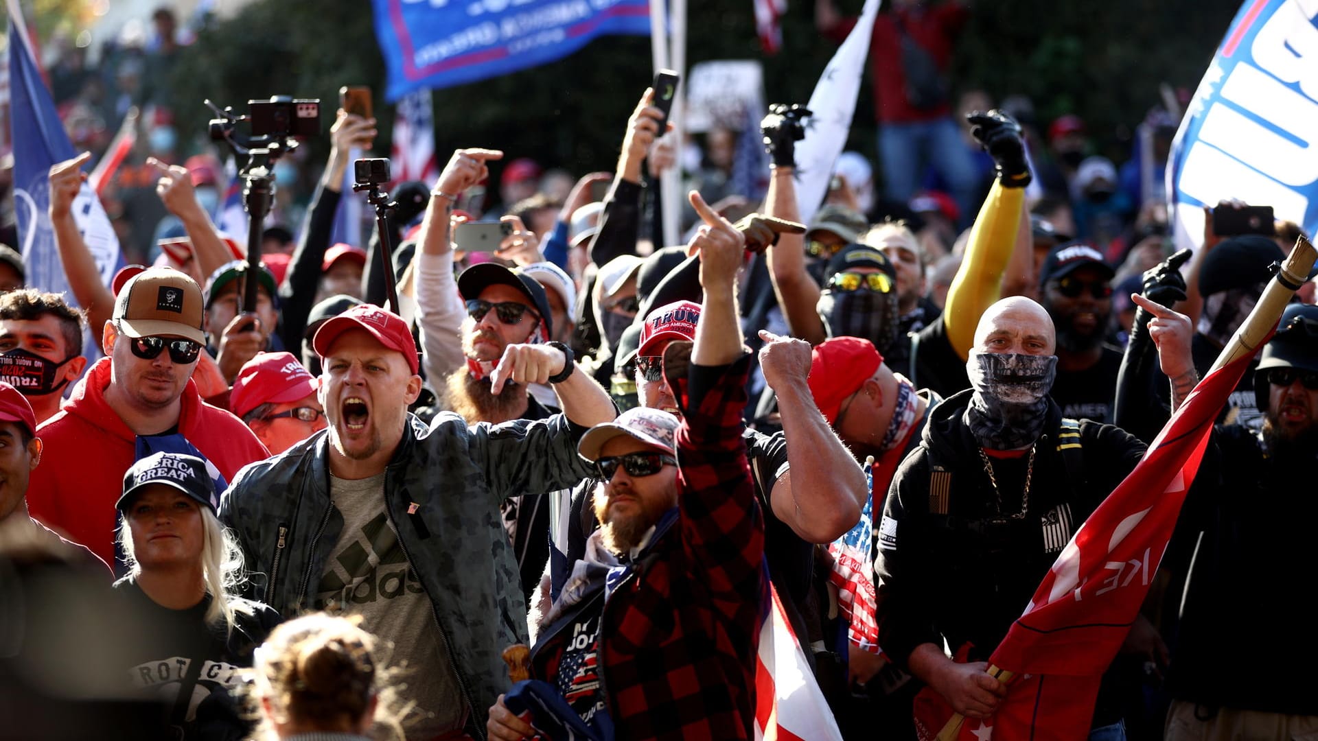 Trump-Unterstützer in Washington: Nach dem Besuch bei der Demo fuhr Trump weiter zu seinem Golf-Klub.