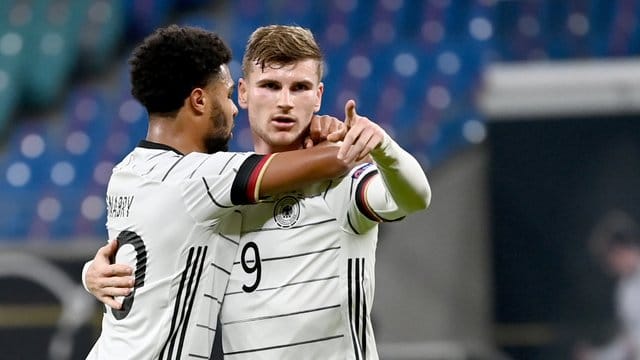 Die deutsche Nationalmannschaft um Doppelpacker Timo Werner (r) besiegte die Ukraine.