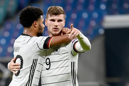 Die deutsche Nationalmannschaft um Doppelpacker Timo Werner (r) besiegte die Ukraine.