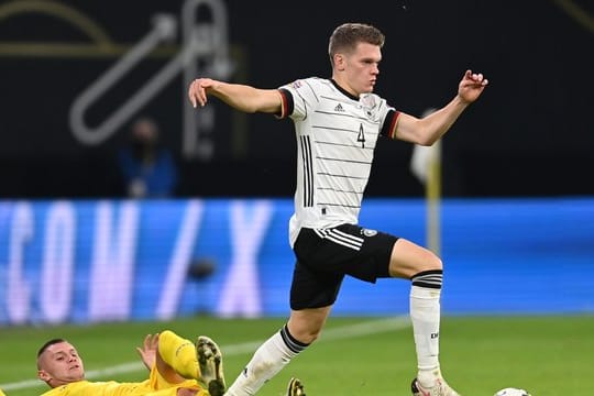 Der Gladbacher Matthias Ginter (r) fremdelte lange mit der Position als rechter Verteidiger.
