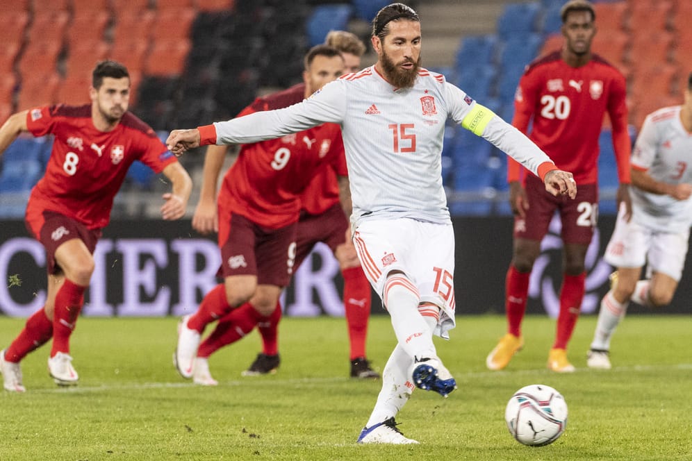 Glücklos vom Punkt: Sergio Ramos beim Elfmeter gegen die Schweiz.