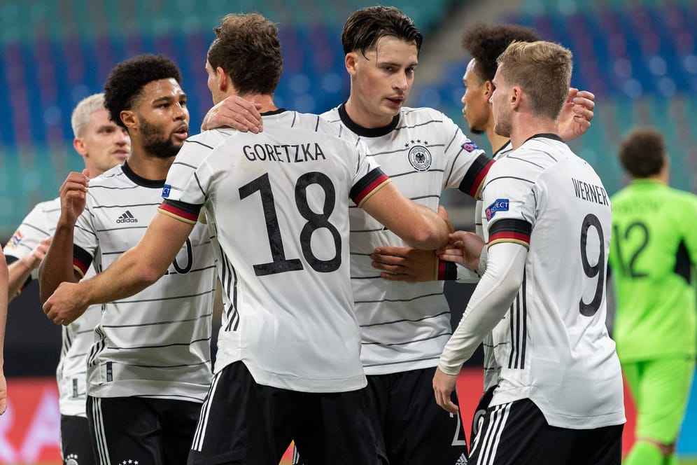 Timo Werner trifft zum 2:1 gegen die Ukraine: Die Nationalspieler klatschen sich nach dem Führungstreffer ab.