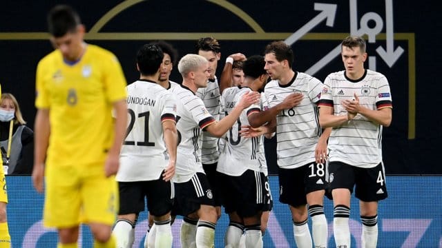 Timo Werner (M) von Deutschland jubelt nach seinem Treffer zum 2:1 mit seinen Teamkollegen. Timo Werner (M) von Deutschland jubelt nach seinem Treffer zum 2:1 mit seinen Teamkollegen.