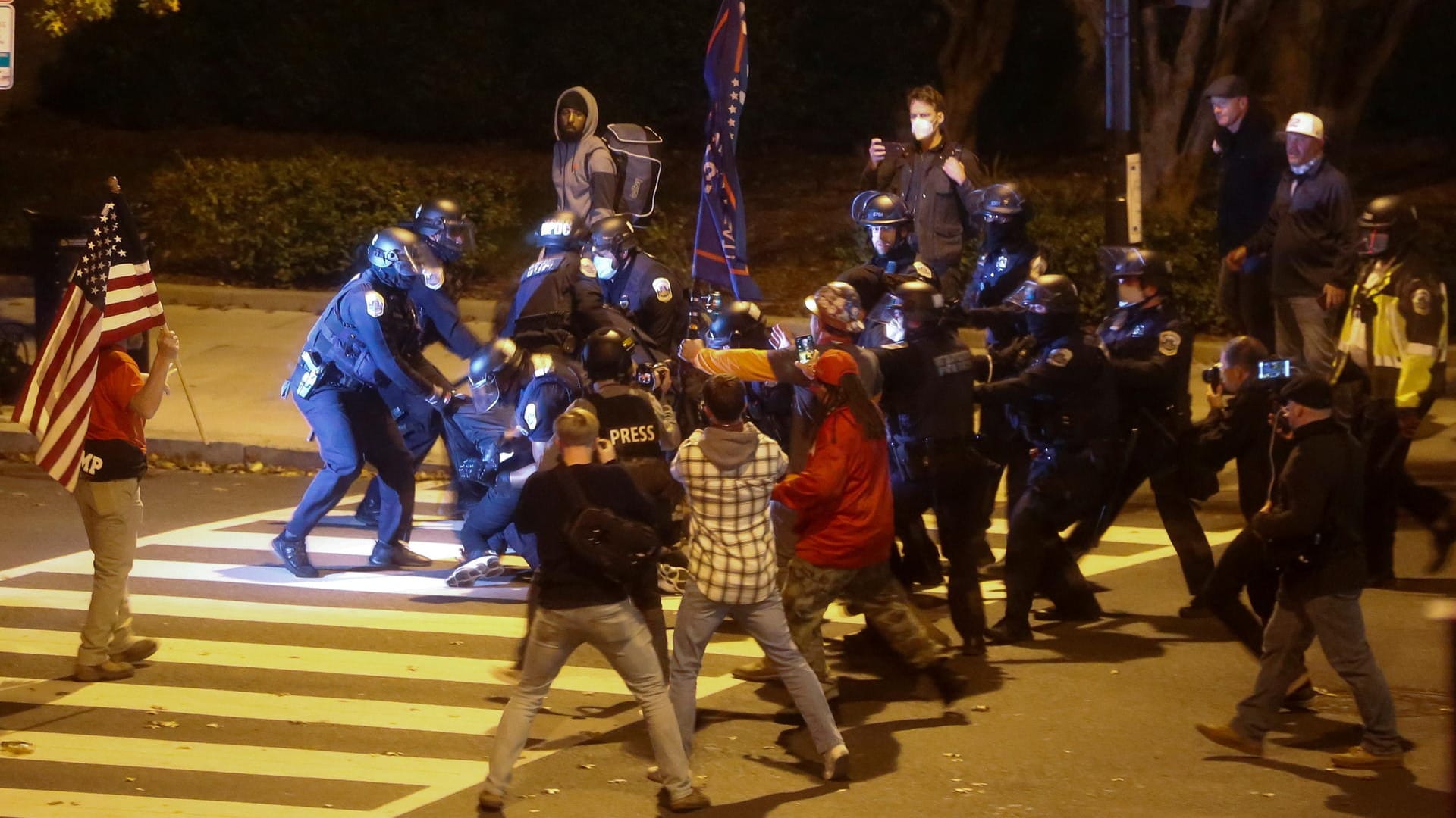 Bei den Protesten kam es auch zu Schlägereien. Ein Mann wurde mit Messerstichen verletzt.