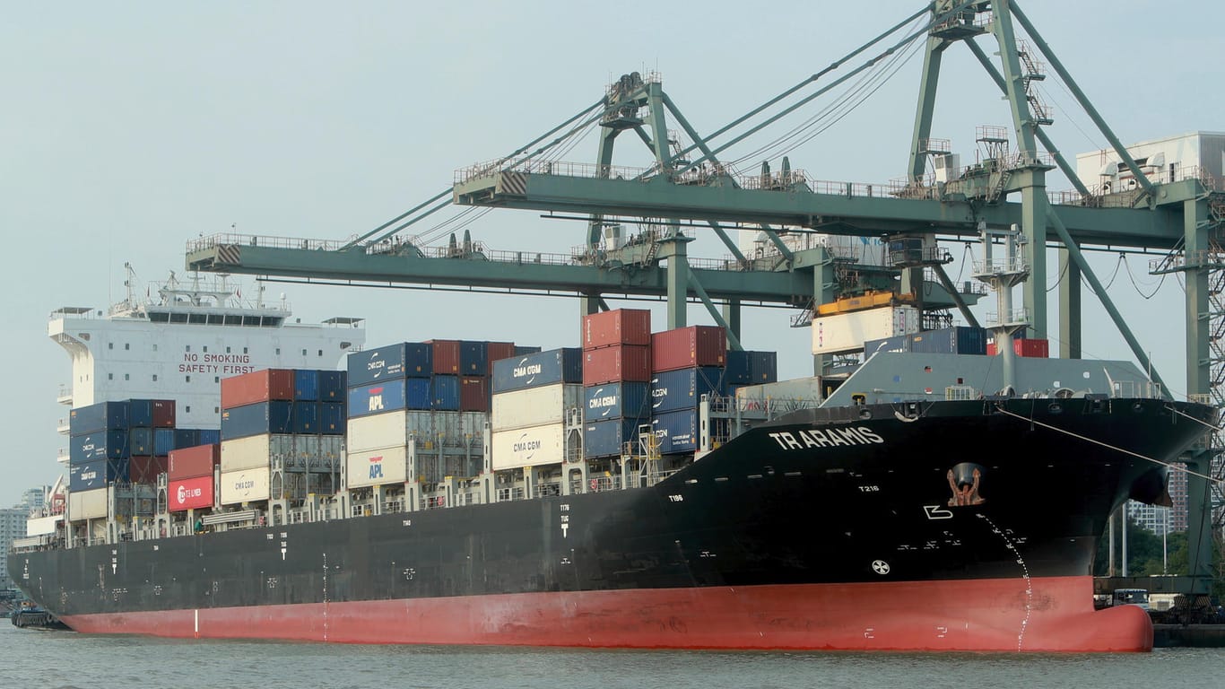 Ein Containerschiff in Vietnam: Der Handelspakt umfasse rund ein Drittel der globalen Wirtschaftsleistung und mit 2,2 Milliarden Verbrauchern rund 30 Prozent der Weltbevölkerung.