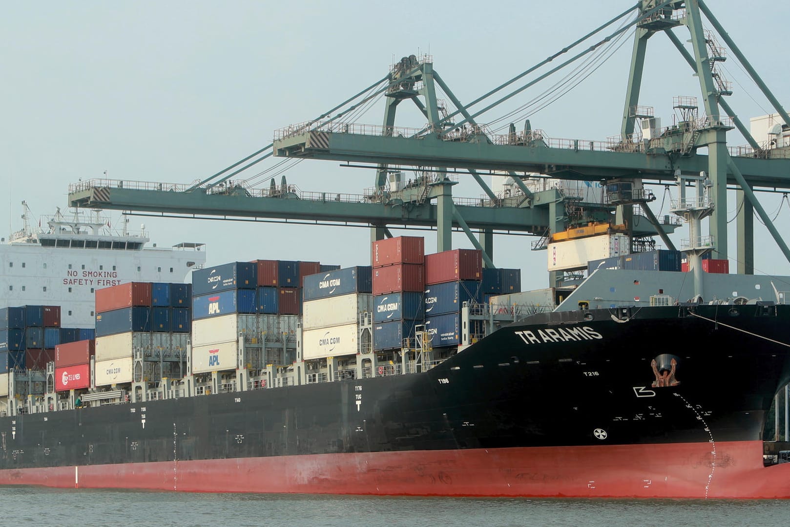 Ein Containerschiff in Vietnam: Der Handelspakt umfasse rund ein Drittel der globalen Wirtschaftsleistung und mit 2,2 Milliarden Verbrauchern rund 30 Prozent der Weltbevölkerung.