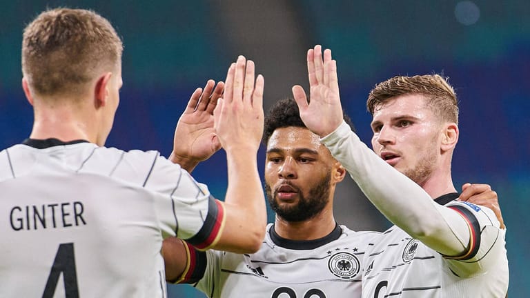 Matthias Ginter, Serge Gnabry und Timo Werner (v.l.): Die Nationalspieler können nach dem Ukraine-Sieg auch das Erreichen des Lostopf 1 zur WM-Quali bejubeln.