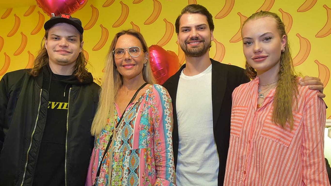 Cheyenne Ochsenknecht (r.) im Jahr 2019 mit ihren Brüdern und Mama Natascha.