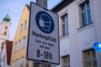 Hinweis auf die Maskenpflicht im bayerischen Aichach.
