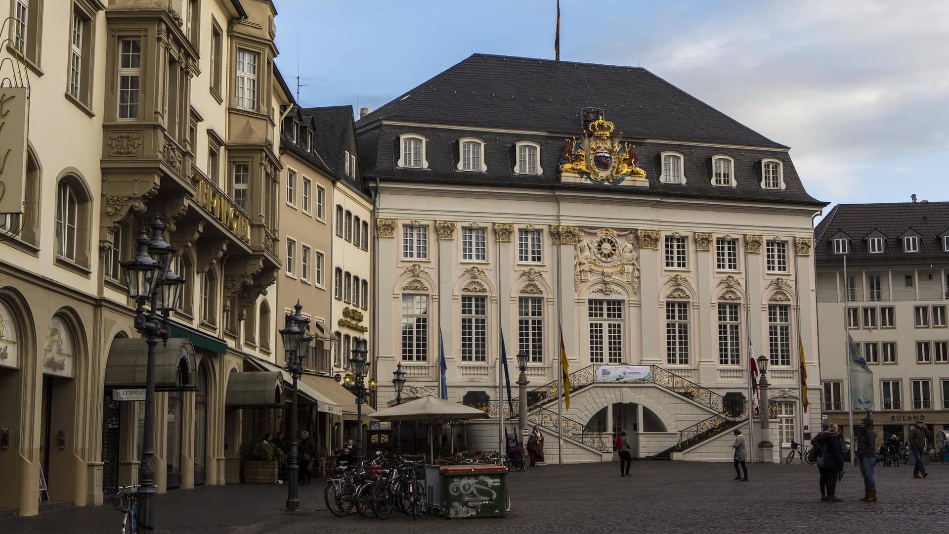 Blick auf das Alte Rathaus am Bonner Markplatz: Hunderte haben hier auf einer verbotenen Veranstaltung gegen die Corona-Maßnahmen protestiert. Blick auf das Alte Rathaus am Bonner Markplatz: Hunderte haben hier auf einer verbotenen Veranstaltung gegen die Corona-Maßnahmen protestiert.