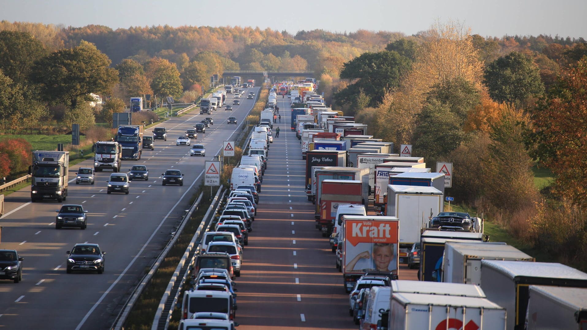 Die Autobahn 1 (Archivfoto): Der Wagen hatte sich mehrfach überschlug, wie ein Polizeisprecher am Sonntag sagte. Die Autobahn 1 (Archivfoto): Der Wagen hatte sich mehrfach überschlug, wie ein Polizeisprecher am Sonntag sagte.