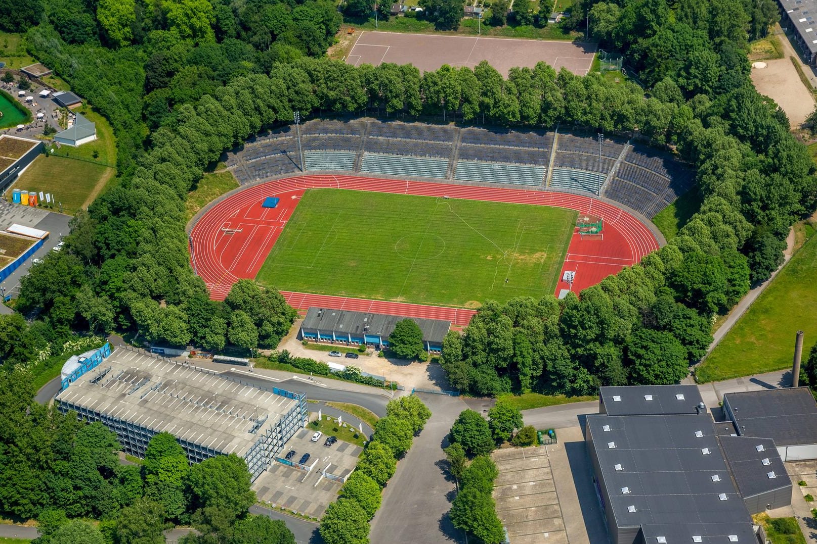 Das Ischelandstadion in Hagen aus der Luft (Archivbild): Hier dürfen Schulklassen wieder Sport machen.