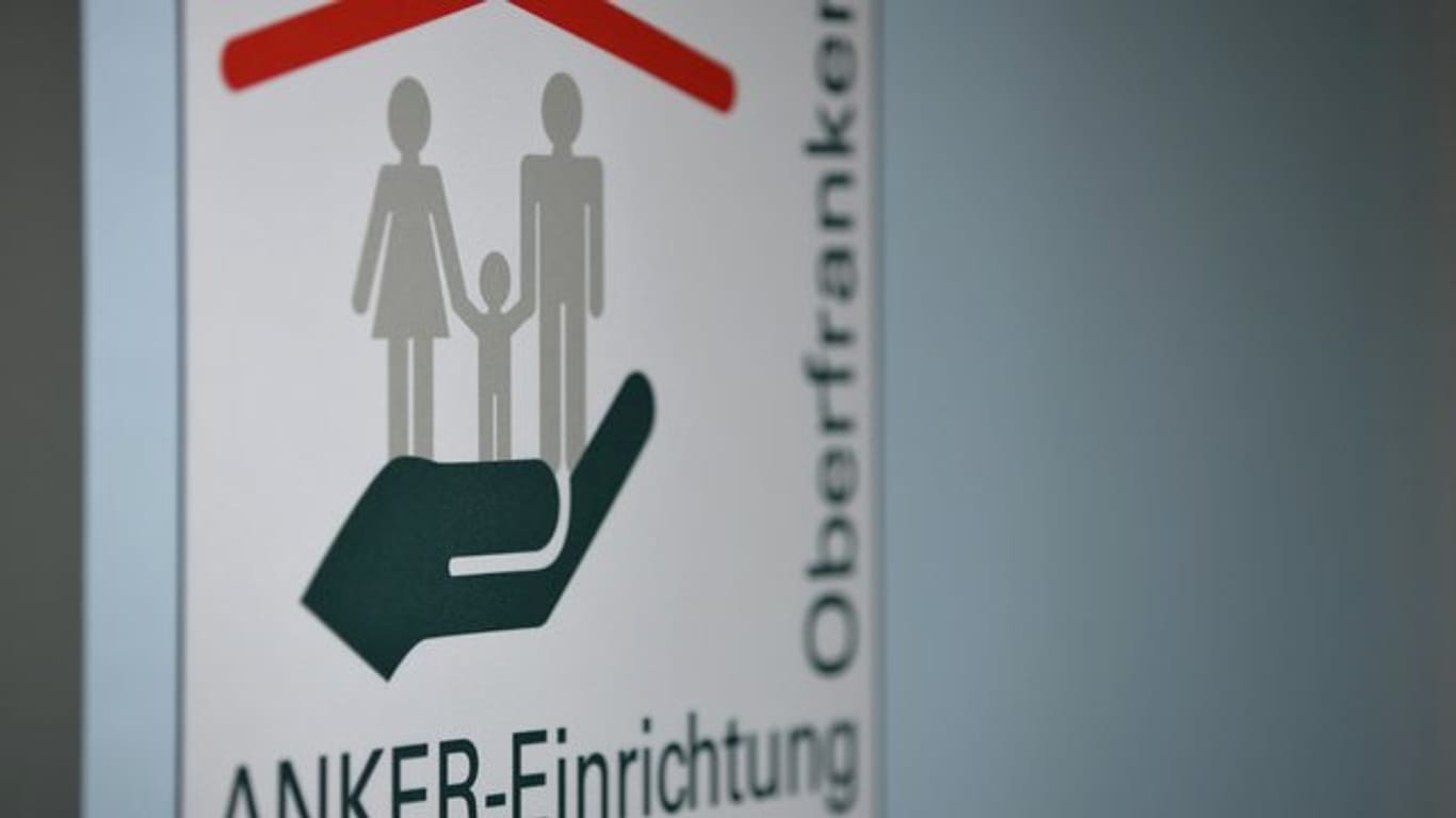 "Anker-Einrichtung Oberfranken" steht auf einem Banner (Symbolbild): Die Politik soll die Ausbreitung des Coronavirus in Asylheimen in Kauf nehmen – auch in Nürnberg.