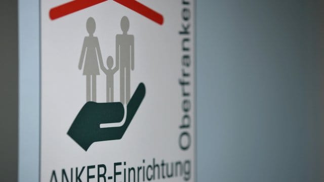 "Anker-Einrichtung Oberfranken" steht auf einem Banner (Symbolbild): Die Politik soll die Ausbreitung des Coronavirus in Asylheimen in Kauf nehmen – auch in Nürnberg. "Anker-Einrichtung Oberfranken" steht auf einem Banner (Symbolbild): Die Politik soll die Ausbreitung des Coronavirus in Asylheimen in Kauf nehmen – auch in Nürnberg.