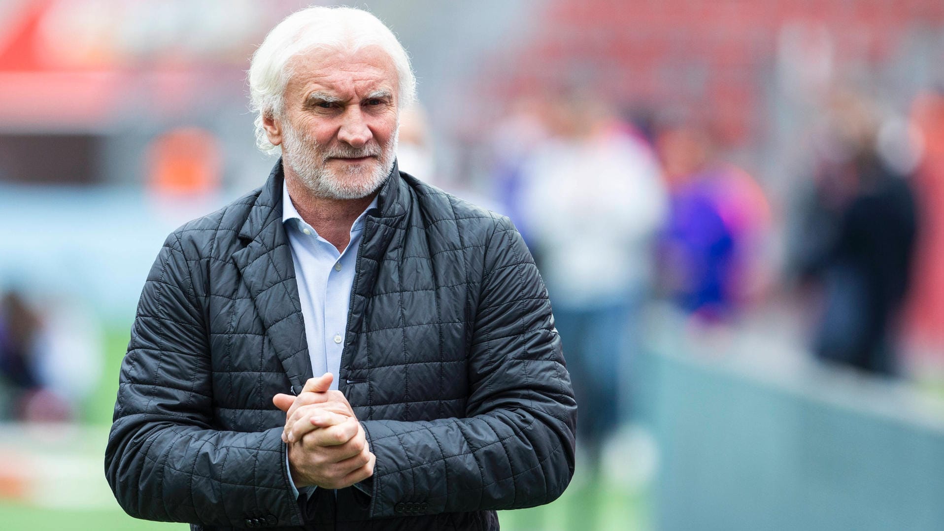 Rudi Völler: Der Bayer-Geschäftsführer ist auf den chilenischen Fußballverband nicht gut zu sprechen. Rudi Völler: Der Bayer-Geschäftsführer ist auf den chilenischen Fußballverband nicht gut zu sprechen.