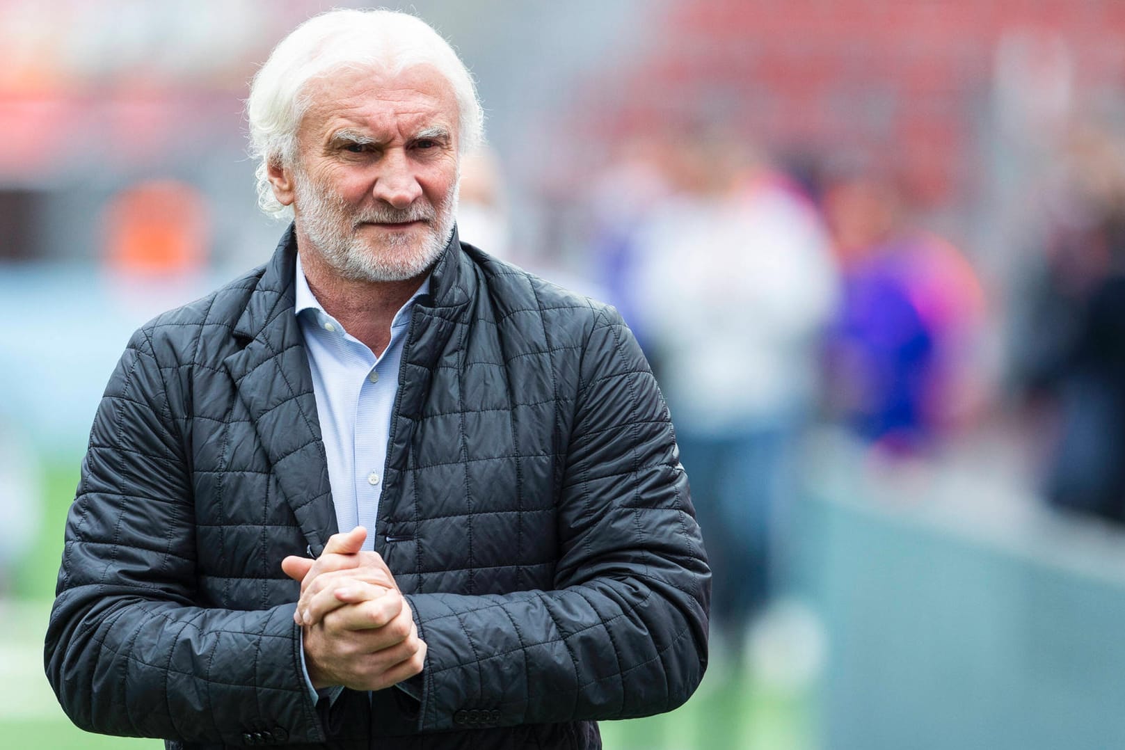 Rudi Völler: Der Bayer-Geschäftsführer ist auf den chilenischen Fußballverband nicht gut zu sprechen.