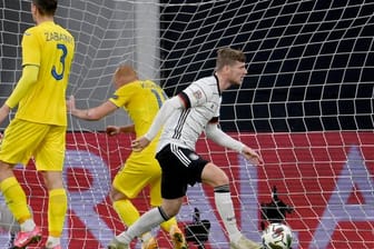Timo Werner (r) brachte in seiner alten Heimat das DFB-Team 2:1 in Führung.