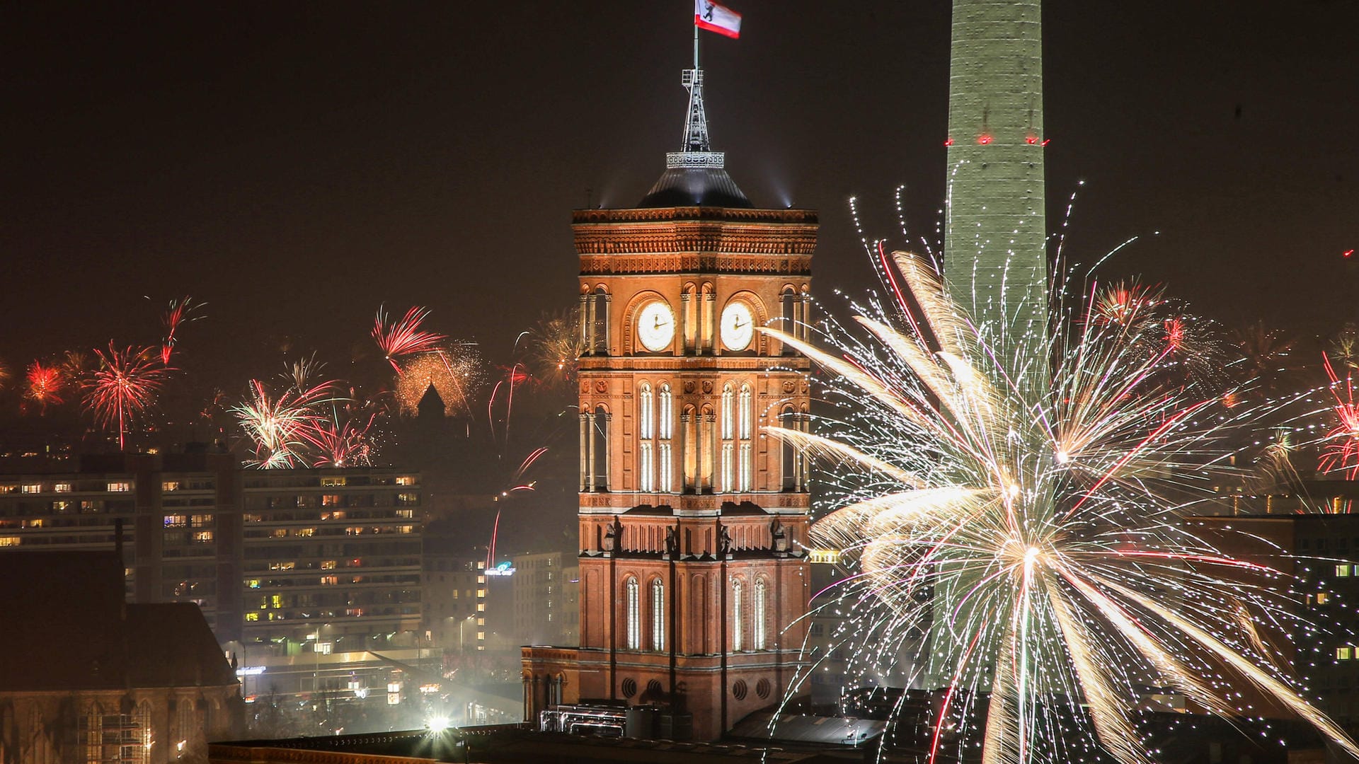 Feuerwerk ist in der Silvesternacht am Roten Rathaus und dem Fernsehturm zu sehen: Geht es nach den Berliner Grünen, sollte Silvesterfeuerwerk in diesem Jahr verboten werden.