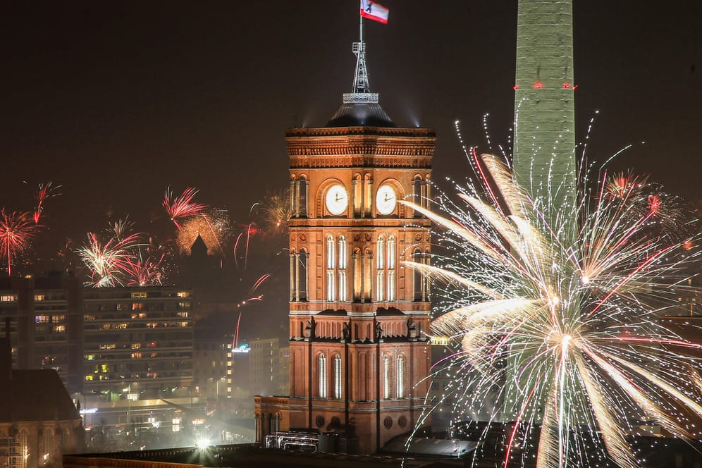 Feuerwerk ist in der Silvesternacht am Roten Rathaus und dem Fernsehturm zu sehen: Geht es nach den Berliner Grünen, sollte Silvesterfeuerwerk in diesem Jahr verboten werden.