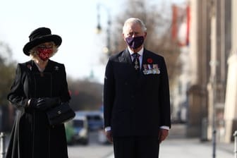 Prinz Charles und seine Ehefrau Camilla vor der Neuen Wache in Berlin.