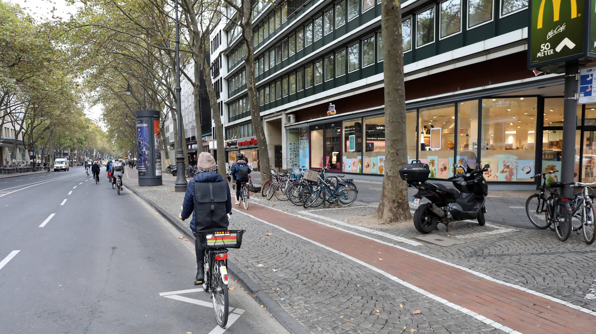 Blick auf den Hohenzollernring in Köln: Die Stadt treibt den fahrradfreundlichen Ausbau der Kölner Ringe voran.