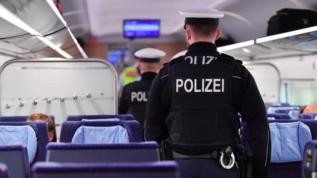 Bundespolizisten kontrollieren in einem ICE die Einhaltung der Hygieneregeln. Bundespolizisten kontrollieren in einem ICE die Einhaltung der Hygieneregeln.