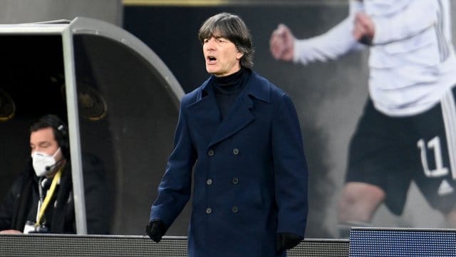 Kann seinen Blick momentan nicht vollends auf das Sportliche richten: Bundestrainer Joachim Löw. Kann seinen Blick momentan nicht vollends auf das Sportliche richten: Bundestrainer Joachim Löw.