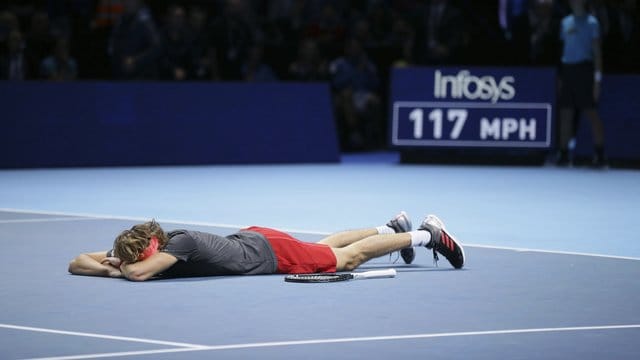 Nach dem größen Triump auf dem Boden: Alexander Zverev bei seinem Triumph bei den ATP Finals 2018. Nach dem größen Triump auf dem Boden: Alexander Zverev bei seinem Triumph bei den ATP Finals 2018.