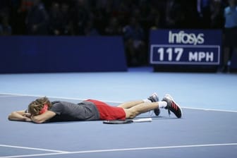 Nach dem größen Triump auf dem Boden: Alexander Zverev bei seinem Triumph bei den ATP Finals 2018.