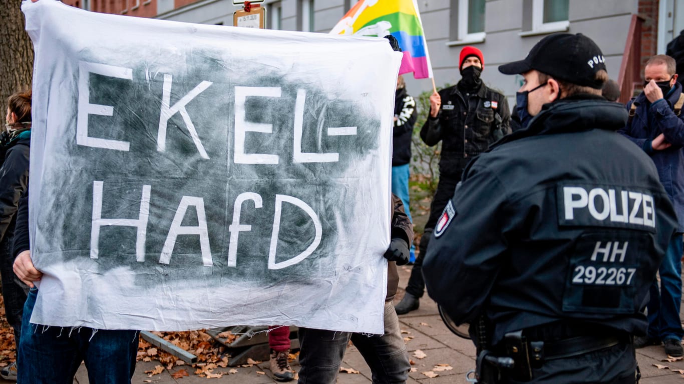 Menschen demonstrieren an einer Polizeiabsperrung mit einem Banner mit der Aufschrift "EKELHAFD": Die Demo richtete sich gegen die Aufstellungsversammlung des Hamburger AfD-Landesverbandes für die Landesliste zur Bundestagswahl 2021.