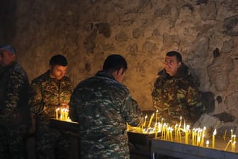 Armenische Soldaten entzünden Kerzen in einem orthodoxen Kloster in Berg-Karabach.