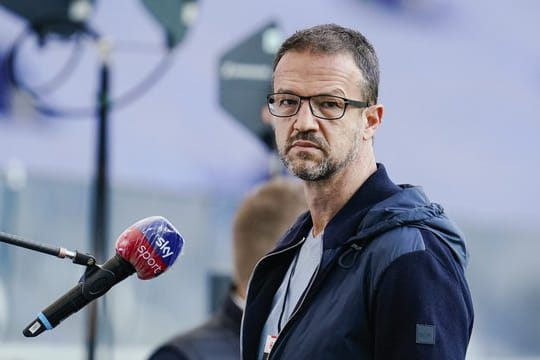 Besorgter Blick: Frankfurts Sportvorstand Fredi Bobic.