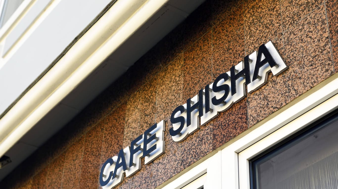 Ein Schild an einer Shisha-Bar mit Café in Hamburg (Symbolbild): Vor einem Etablissement in Lurup waren Anfang Oktober Schüsse gefallen, nun gab es erste Festnahmen.