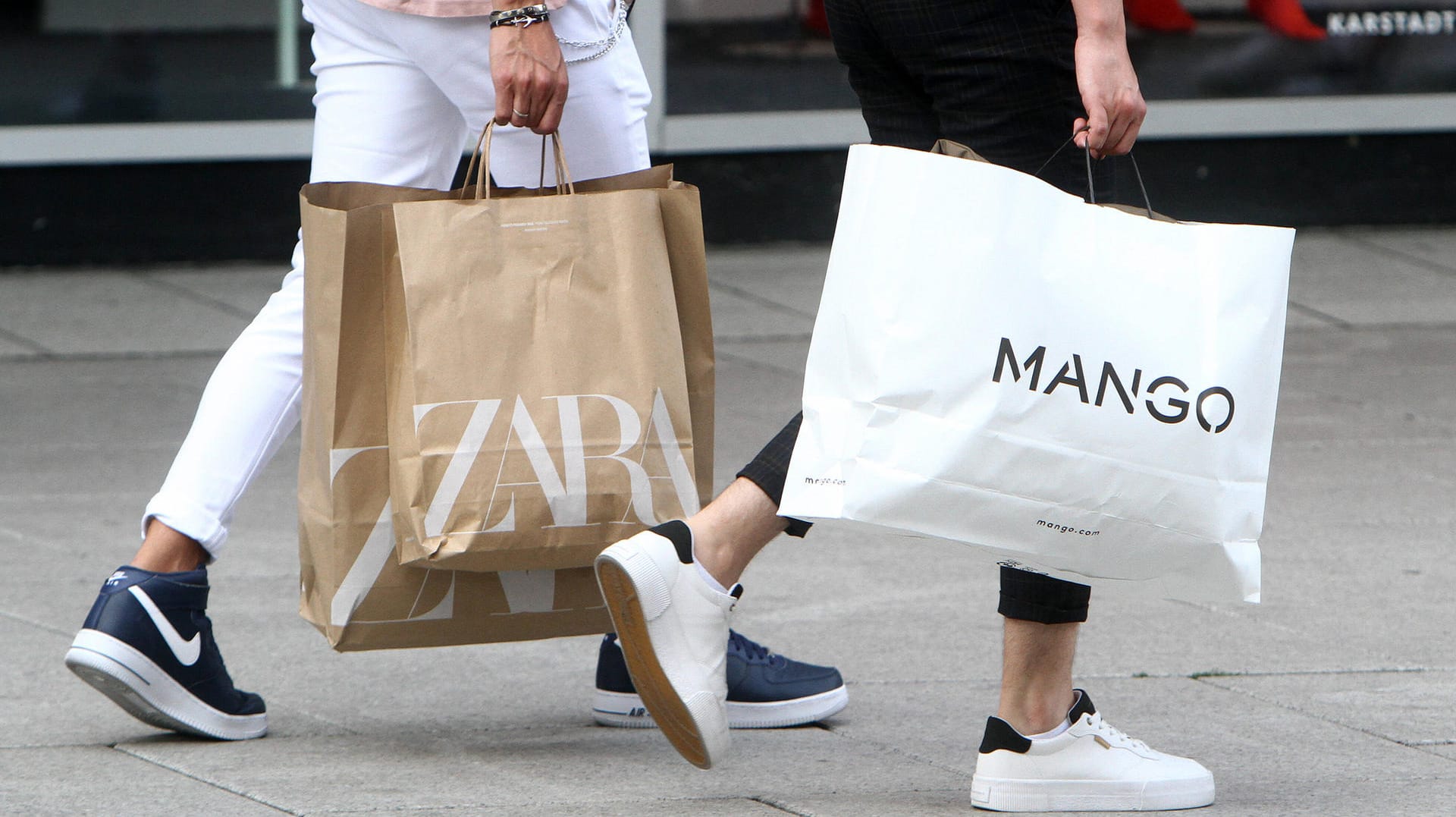 Junge Menschen tragen Papiertüten von Zara und Mango in der Hand (Symbolbild): Die Innenstadt in Barmen erhält eine Förderung des Landes NRW. Junge Menschen tragen Papiertüten von Zara und Mango in der Hand (Symbolbild): Die Innenstadt in Barmen erhält eine Förderung des Landes NRW.