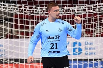 Kiels Torhüter Dario Quenstedt bejubelt einen gehaltenen Ball.