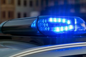 Das Blaulicht auf einem Fahrzeug der Polizei leuchtet (Symbolbild): In Köln sind zwei Fahranfänger nach einem Rennen ihre Führerscheine nun wieder los.