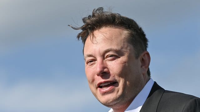 Tesla-Chef Elon Musk auf der Baustelle der Tesla Gigafactory in Grünheide bei Berlin.