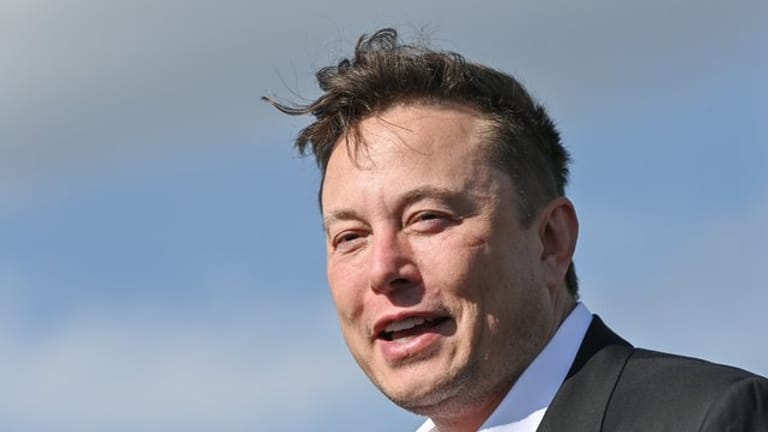 Tesla-Chef Elon Musk auf der Baustelle der Tesla Gigafactory in Grünheide bei Berlin.