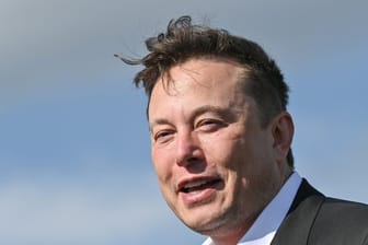 Tesla-Chef Elon Musk auf der Baustelle der Tesla Gigafactory in Grünheide bei Berlin.