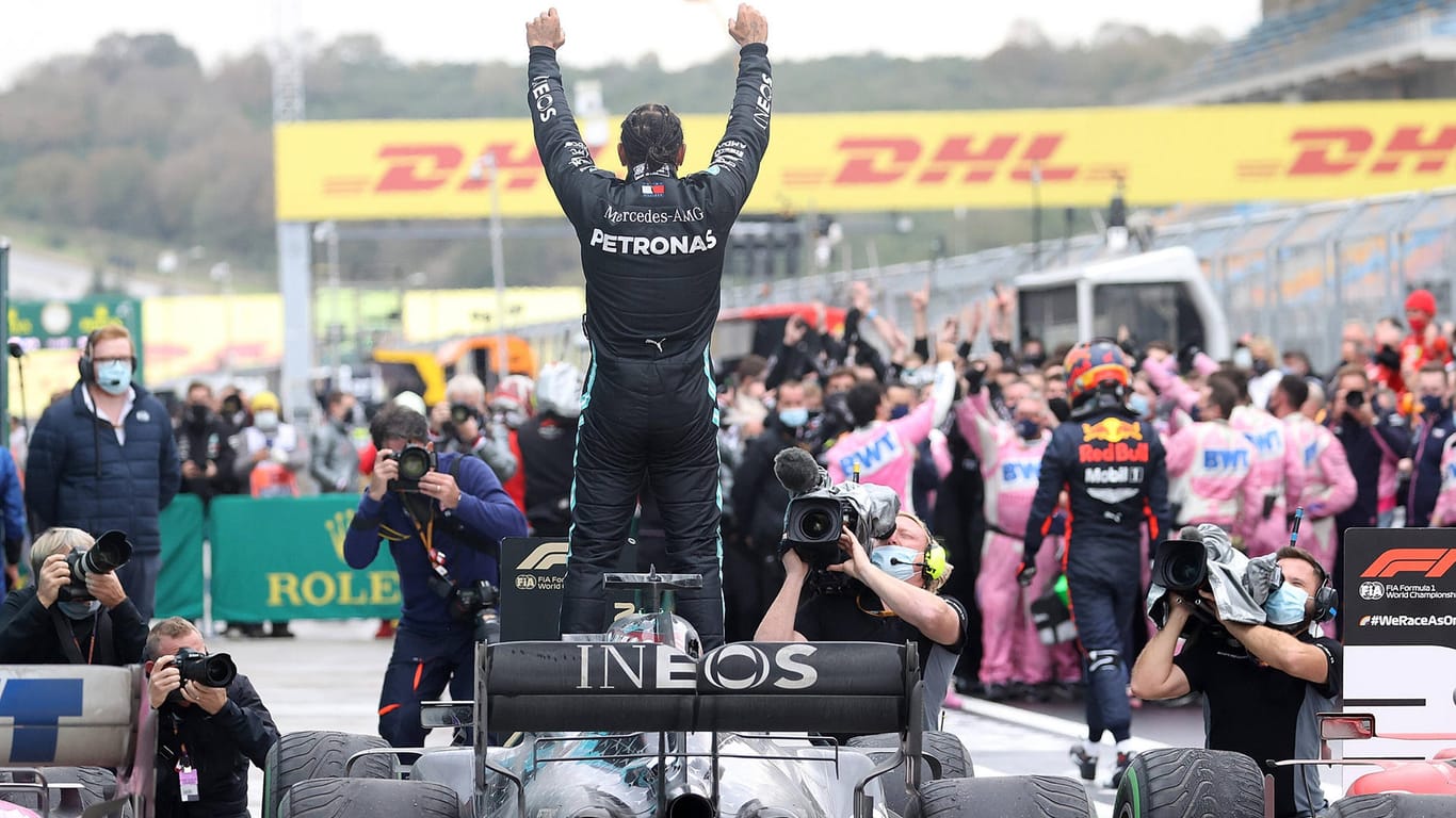 Historischer Erfolg: Lewis Hamilton steht nach Rennende in Istanbul auf seinem Boliden und jubelt seinem Team zu.