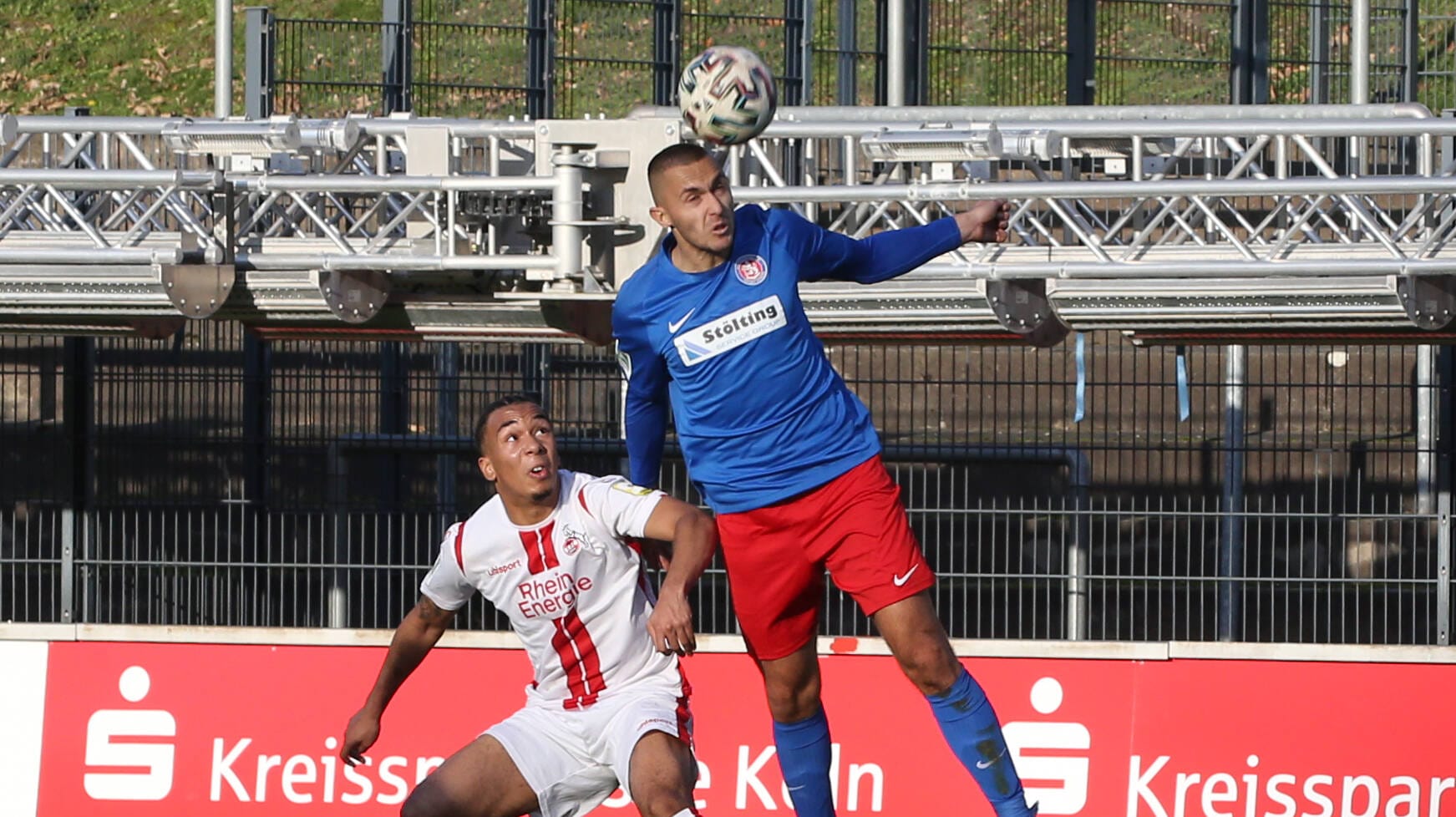 Kevin Pytlik vom Wuppertaler SV (re.) und Oliver Issa Schmitt von der U21 des 1. FC Köln (li.) im Zweikampf: Der WSV verlor gegen die Kölner.