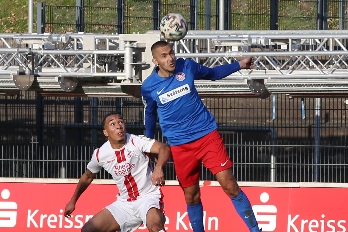 Kevin Pytlik vom Wuppertaler SV (re.) und Oliver Issa Schmitt von der U21 des 1. FC Köln (li.) im Zweikampf: Der WSV verlor gegen die Kölner.