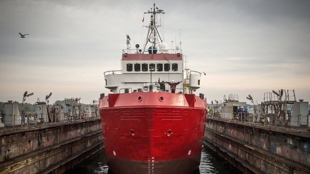 Der Seenotretter "Sea-Eye 4" liegt zum Umbau in einem Hafen. Der Seenotretter "Sea-Eye 4" liegt zum Umbau in einem Hafen.